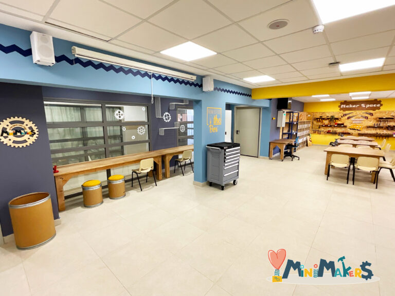 מרחב סדנאי מעוצב עם קיר כלי עבודה בבית הספר רבין בנשר