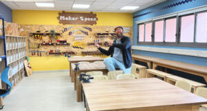 מרחב סדנאי מעוצב עם קיר כלי עבודה בבית הספר רבין בנשר