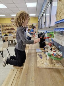 תלמיד בסדנת המייקרס של מינימייקרס
