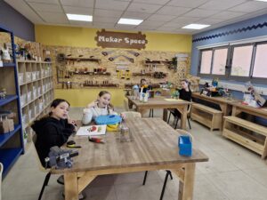 תלמידות בסדנת המייקרס של מינימייקרס