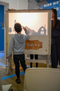 עמדת צלליות "צל של סיפור" מינימייקרס
