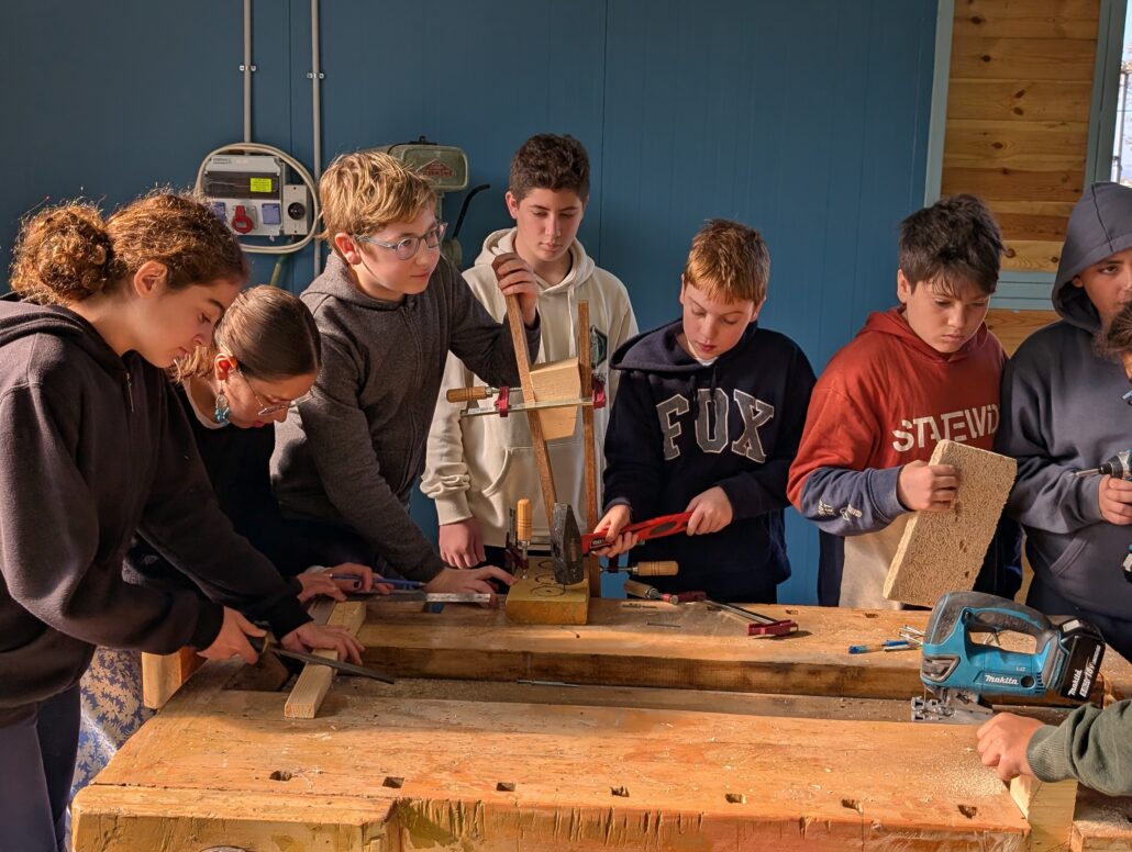 תלמידים במרכז המייקרס בכפר הנוער רמת הדסה