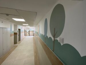 מסדרון מעוצב בבית הספר נשר. מינימייקרס