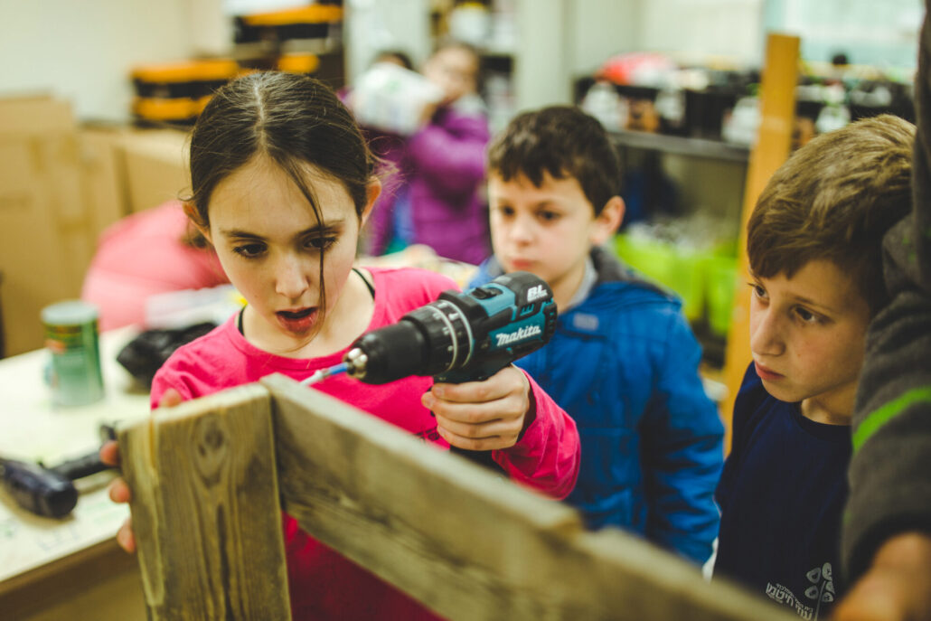 ילדה עובדת במייקרספייס