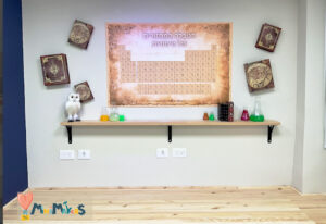 חדר מדעים בסגנון הארי פוטר.