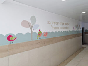 מסדרון בעיצוב של מינימייקרס בבית הספר רבין בנשר